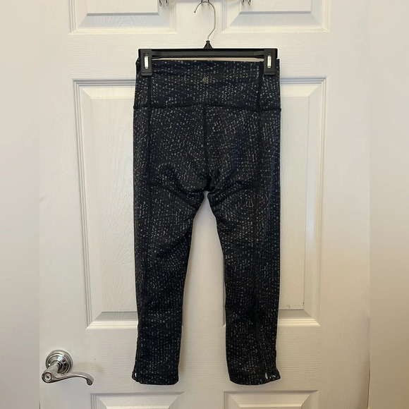 ! Lululemon True Self Crop II Samba Snake Battleship 6 - Picture 3 of 5